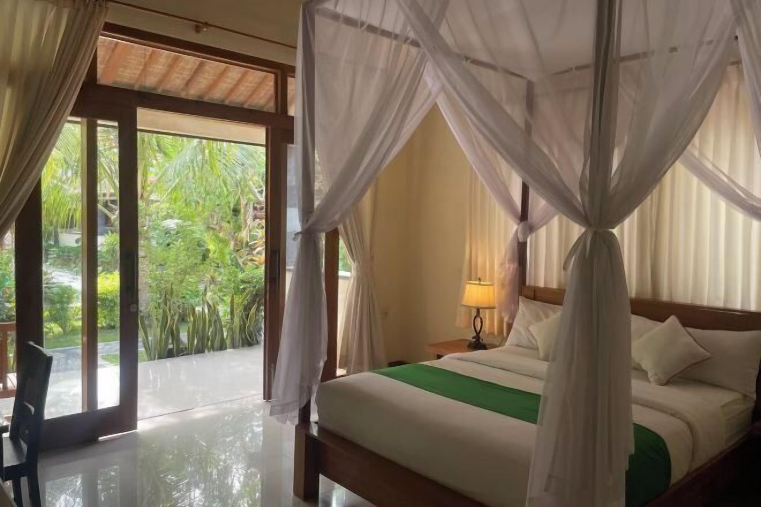 객실 내 금고, 책상, 암막 커튼, 다리미/다리미판