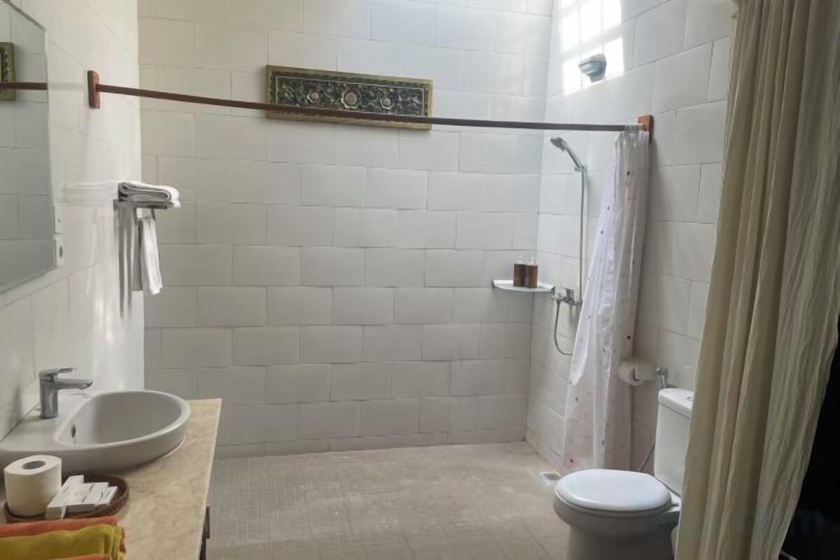 Bathroom | Shower, free toiletries, towels