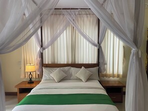 Superior Double Room, Pool View | In-room safe, desk, blackout drapes, iron/ironing board - Graha Madesimon (Batubulan)