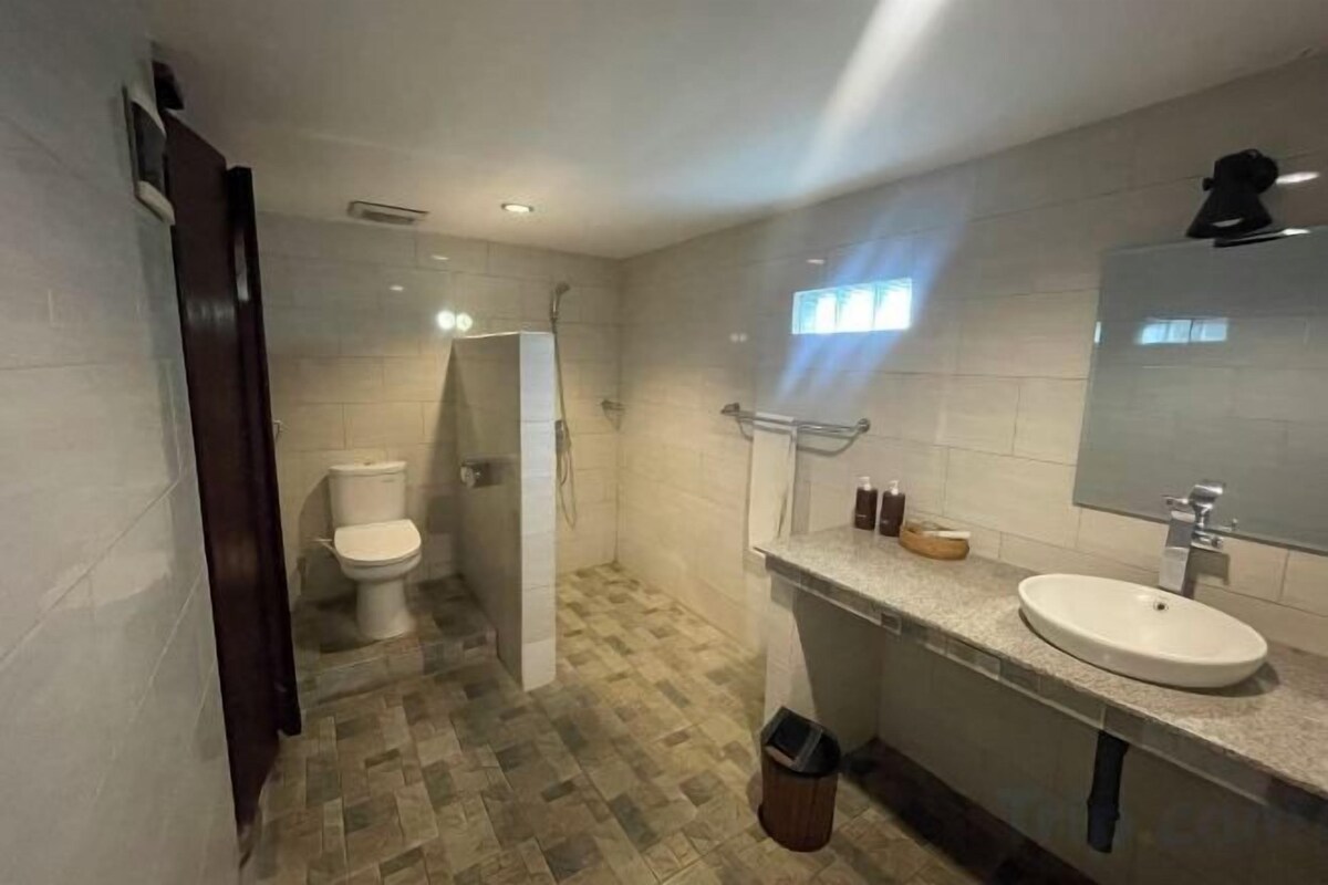 Bathroom | Shower, free toiletries, towels