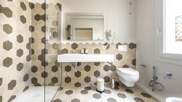 Doppia Comfort, accessibile ai disabili, bagno privato | Bagno | Doccia, soffione a pioggia, asciugacapelli, bidet