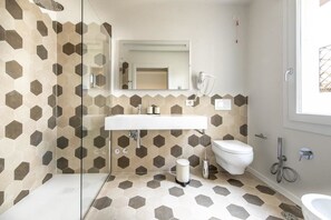 Comfort Double Room, Accessible, Private Bathroom | Bathroom | Shower, rainfall showerhead, hair dryer, bidet - Casa Ercoli (Vinci)
