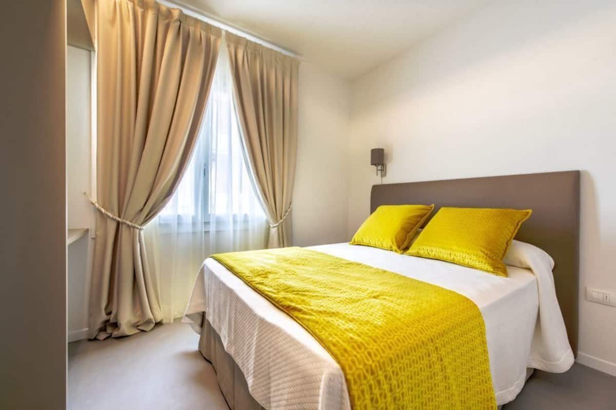 Habitación doble Confort, con acceso para personas discapacitadas, baño privado | Ropa de cama de alta calidad, edredón y camas con efecto memoria
