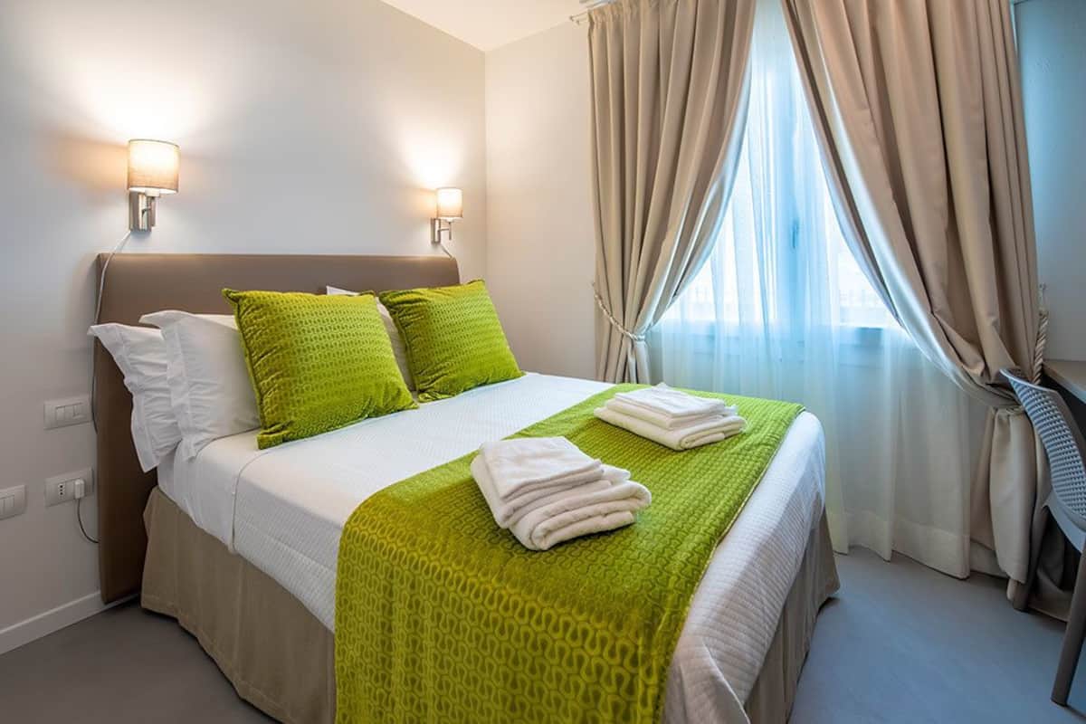 Double Room, Private Bathroom | Premium bedding, down comforters, memory foam beds, minibar