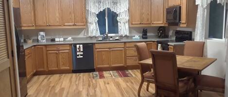 冷蔵庫、電子レンジ、オーブン、コンロ