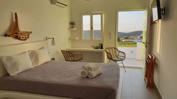 Superior Double Room | Desk, laptop workspace, soundproofing, iron/ironing board