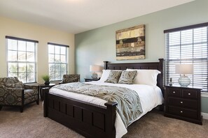 Perhehuvila, poreamme, puutarha-alue | 5 makuuhuonetta, kannettavalle tietokoneelle sopiva työtila