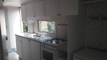 Basic Mobile Home, Multiple Beds | Private kitchen | Oven, cookware/dishes/utensils