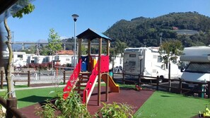 Zona de juegos infantil al aire libre