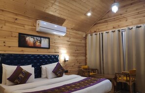 Wooden Cottage with Balcony | Individually furnished, blackout curtains, iron/ironing board - Rio Resort (Lansdowne)