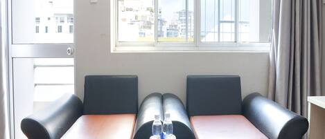 Family Room | Desk, soundproofing, free WiFi, bed sheets