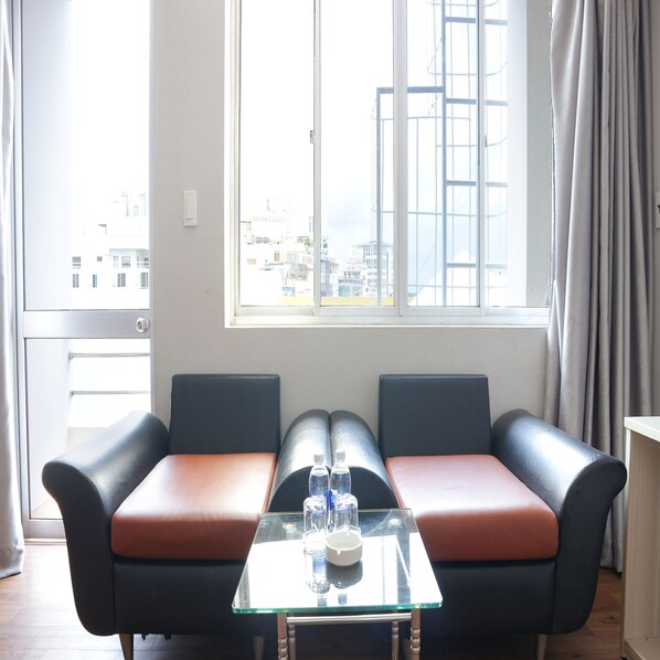 Family Room | Desk, soundproofing, free WiFi, bed sheets - RedDoorz Quynh Giang Hotel Hoang Viet (Ho Chi Minh City)