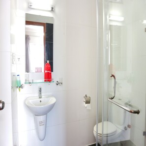 Shower, free toiletries, slippers, towels - RedDoorz Quynh Giang Hotel Hoang Viet (Ho Chi Minh City)