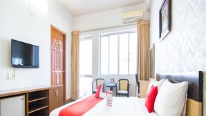 Deluxe Double Room | Desk, soundproofing, free WiFi, bed sheets - RedDoorz Quynh Giang Hotel Hoang Viet (Ho Chi Minh City)