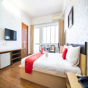 Deluxe Double Room | Desk, soundproofing, free WiFi, bed sheets - RedDoorz Quynh Giang Hotel Hoang Viet (Ho Chi Minh City)