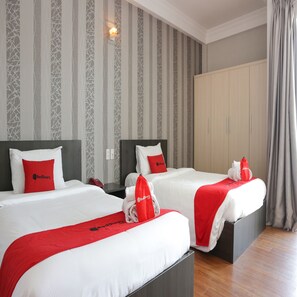 Desk, soundproofing, free WiFi, bed sheets - RedDoorz Quynh Giang Hotel Hoang Viet (Ho Chi Minh City)
