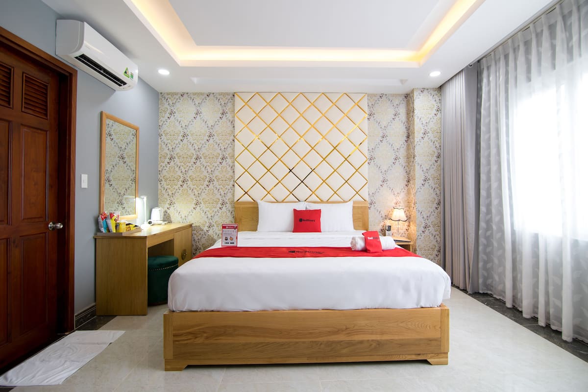 Kamar Deluks | Meja kerja, Wi-Fi gratis, dan seprai linen