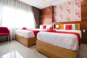 Desk, free WiFi, bed sheets - RedDoorz Plus near Tan Son Nhat Airport 2 (Ho Chi Minh City)