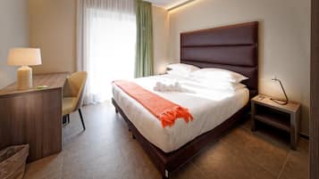 Caja de seguridad en la habitación, escritorio y cortinas blackout