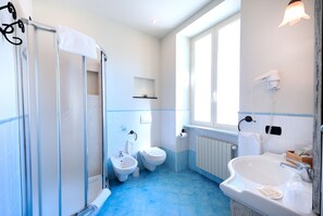 Shower, free toiletries, hair dryer, bidet