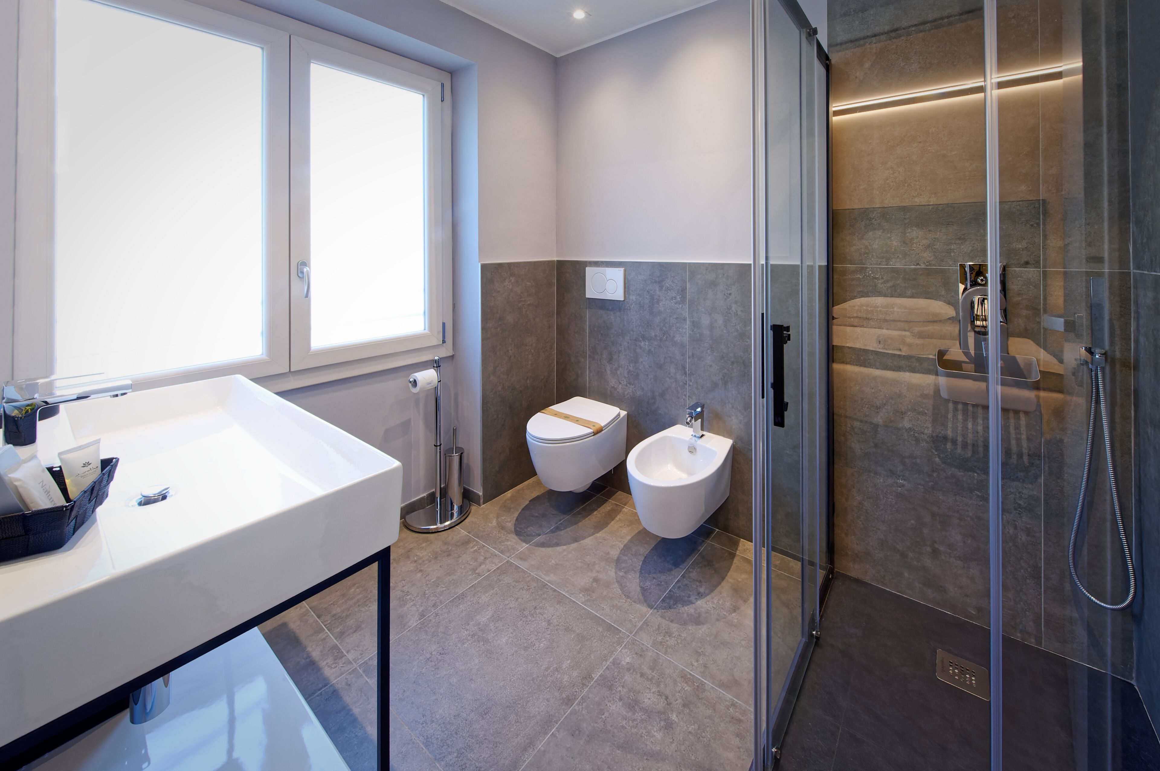 shower, free toiletries, hair dryer, bidet