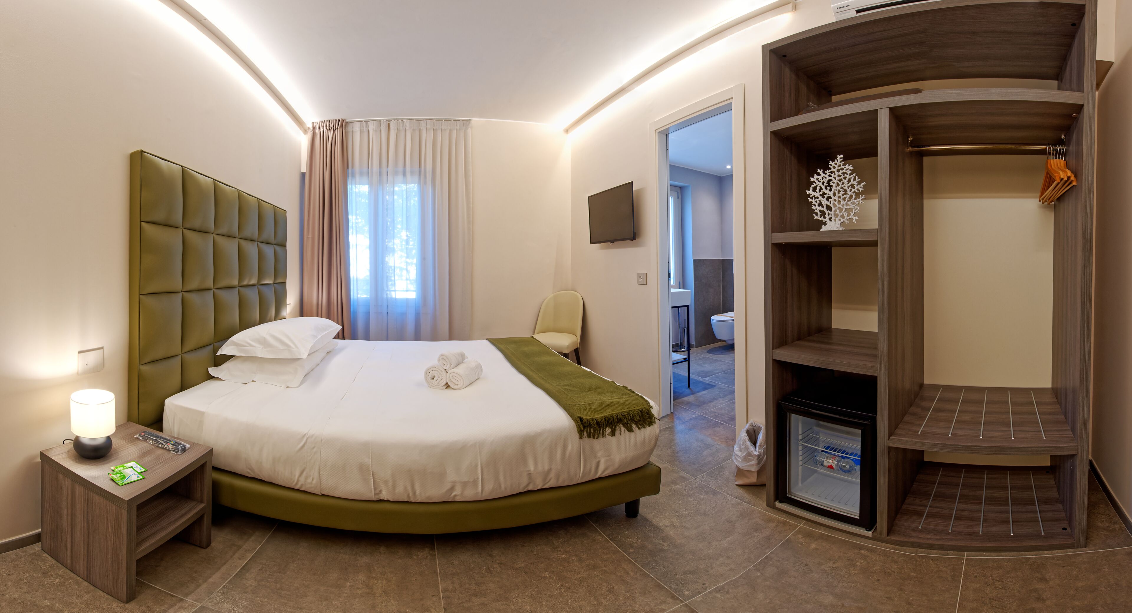 traditional double room (design) | 1 bedroom, in-room safe, desk, blackout curtains