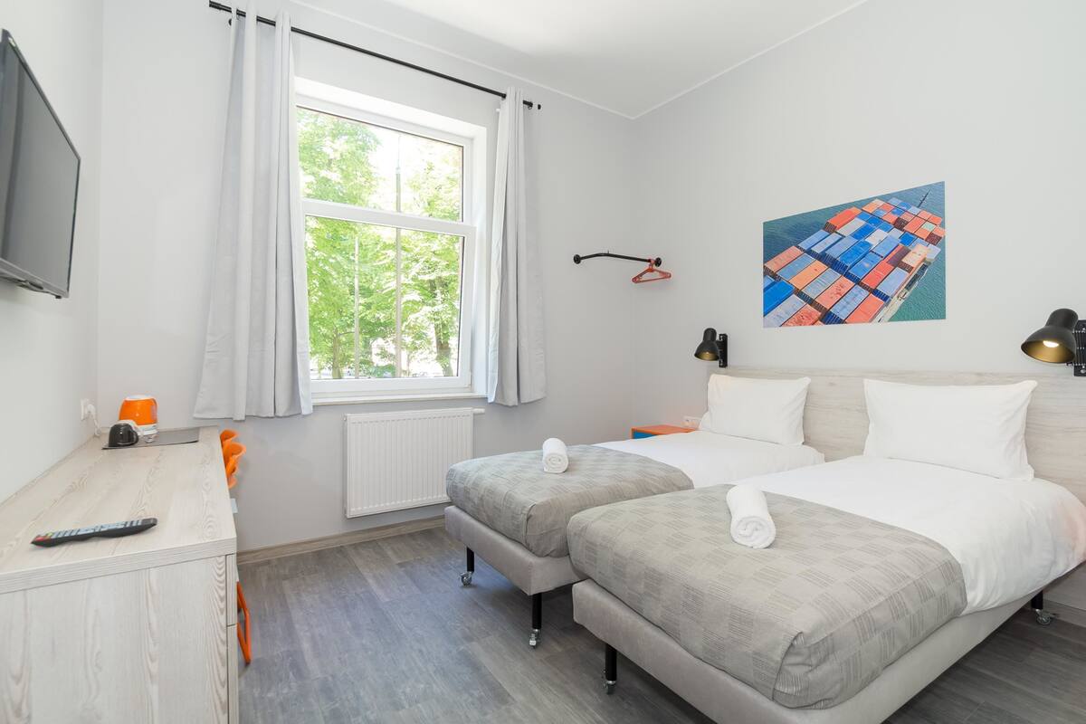 Habitación con 2 camas individuales (6) | Zona de estar | Una televisión de pantalla plana