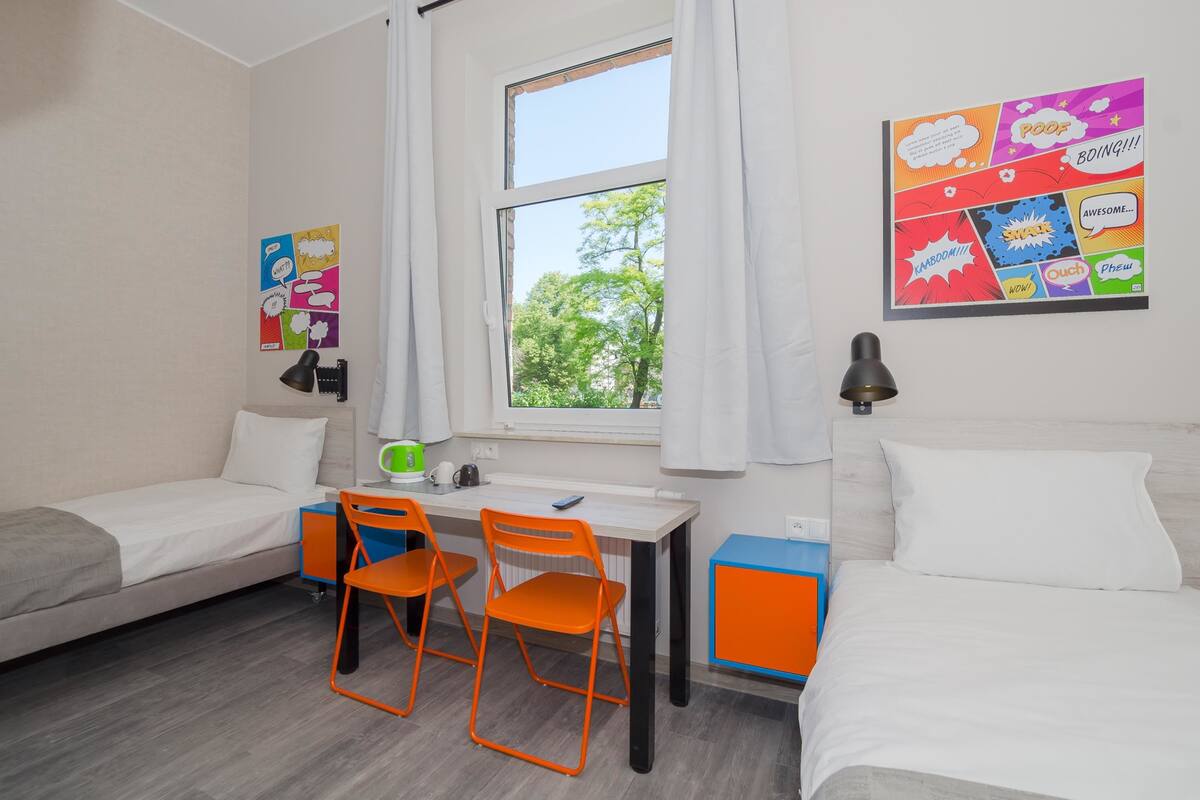 Habitación con 2 camas individuales (5) | Zona de estar | Una televisión de pantalla plana