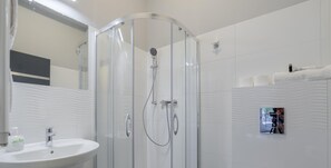 Double Room (1) | Bathroom | Shower, free toiletries, towels - Zefiro Rooms & Apartments (Gdansk)