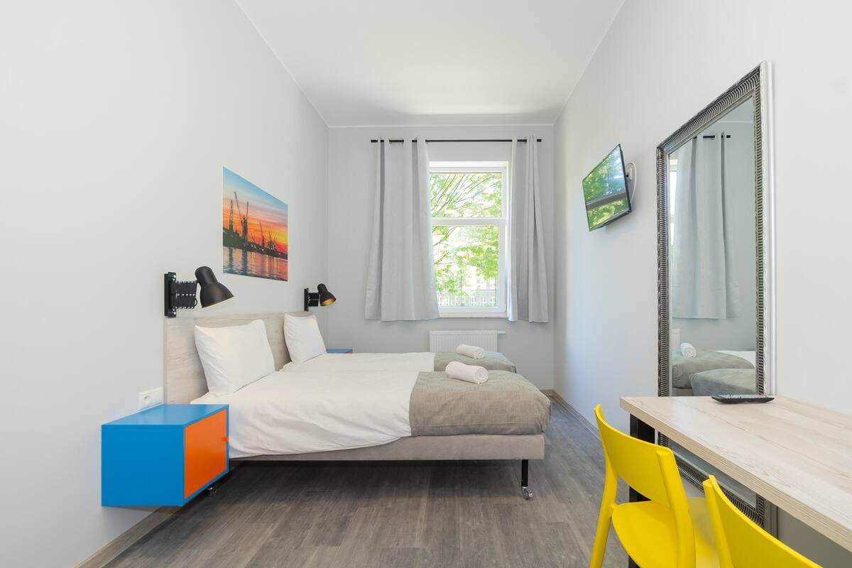 Habitación con 2 camas individuales (9) | Zona de estar | Una televisión de pantalla plana