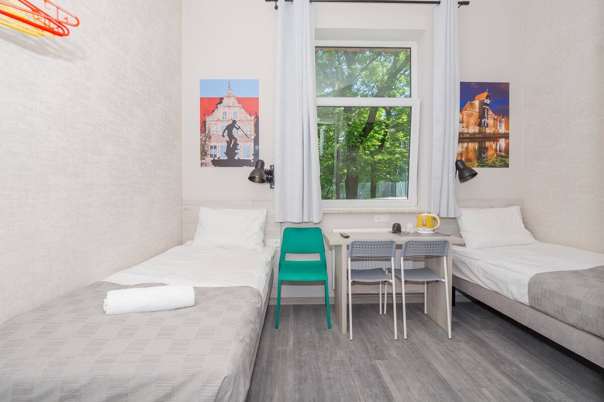 Habitación con 2 camas individuales (11) | Zona de estar | Una televisión de pantalla plana