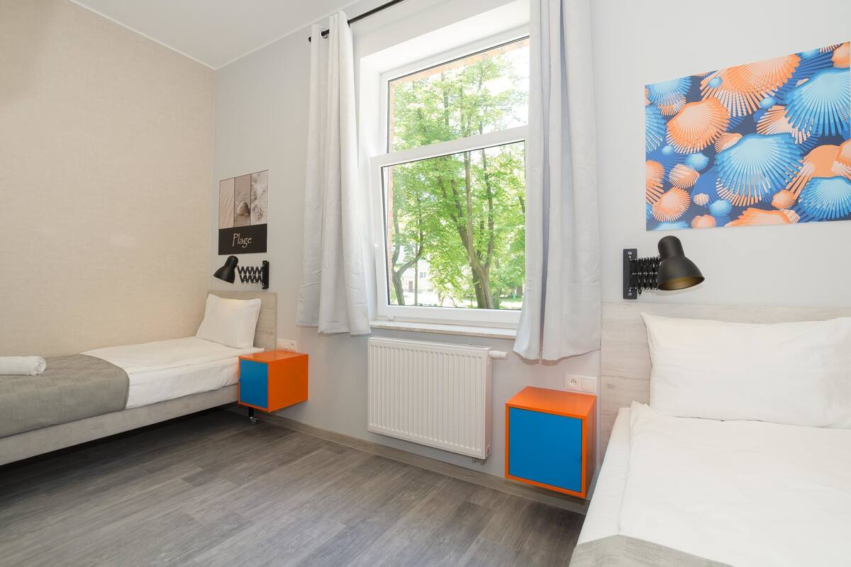 Habitación con 2 camas individuales (7) | Zona de estar | Una televisión de pantalla plana