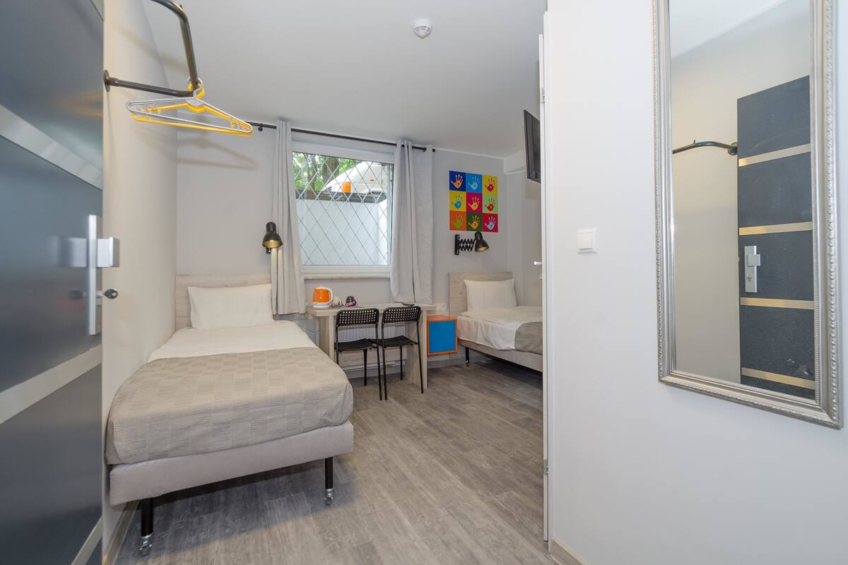 Habitación con 2 camas individuales (14) | Zona de estar | Una televisión de pantalla plana