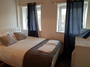 Appartement, 4 chambres | 4 chambres, fer et planche à repasser, accès au Wi-Fi (inclus)