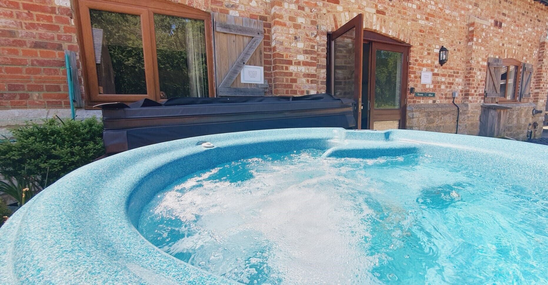 Luxury House, 5 Bedrooms, Pool Access, Garden View | Private spa tub