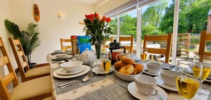 Grand huis, 4 slaapkamers, hot tub | Dineerruimte