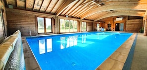 Piscine couverte, piscine chauffée, chaises longues