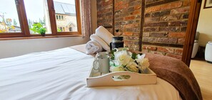 Traditional Cottage, 2 Bedrooms, Hot Tub, Ground Floor | Egyptian cotton sheets, premium bedding, memory foam beds