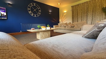 Exclusive House, 4 Bedrooms, Hot Tub, Garden Area | Living room | Ping pong, toys
