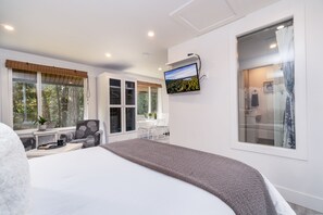 CREEKSIDE COTTAGE - HOT TUB | Khu phòng khách | TV màn hình phẳng 42-inch có truyền hình cáp, TV 