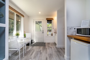 CREEKSIDE COTTAGE - HOT TUB | Living area | 42-inch flat-screen TV with cable channels, TV - Amante Luxury B&B (Victoria)