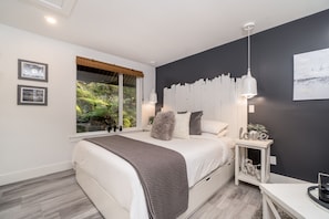 CREEKSIDE COTTAGE - HOT TUB | 1 bedroom, Egyptian cotton sheets, premium bedding, down duvets - Amante Luxury B&B (Victoria)