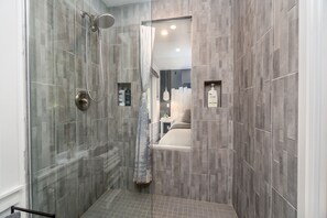 CREEKSIDE COTTAGE - HOT TUB | Badkamer met douche