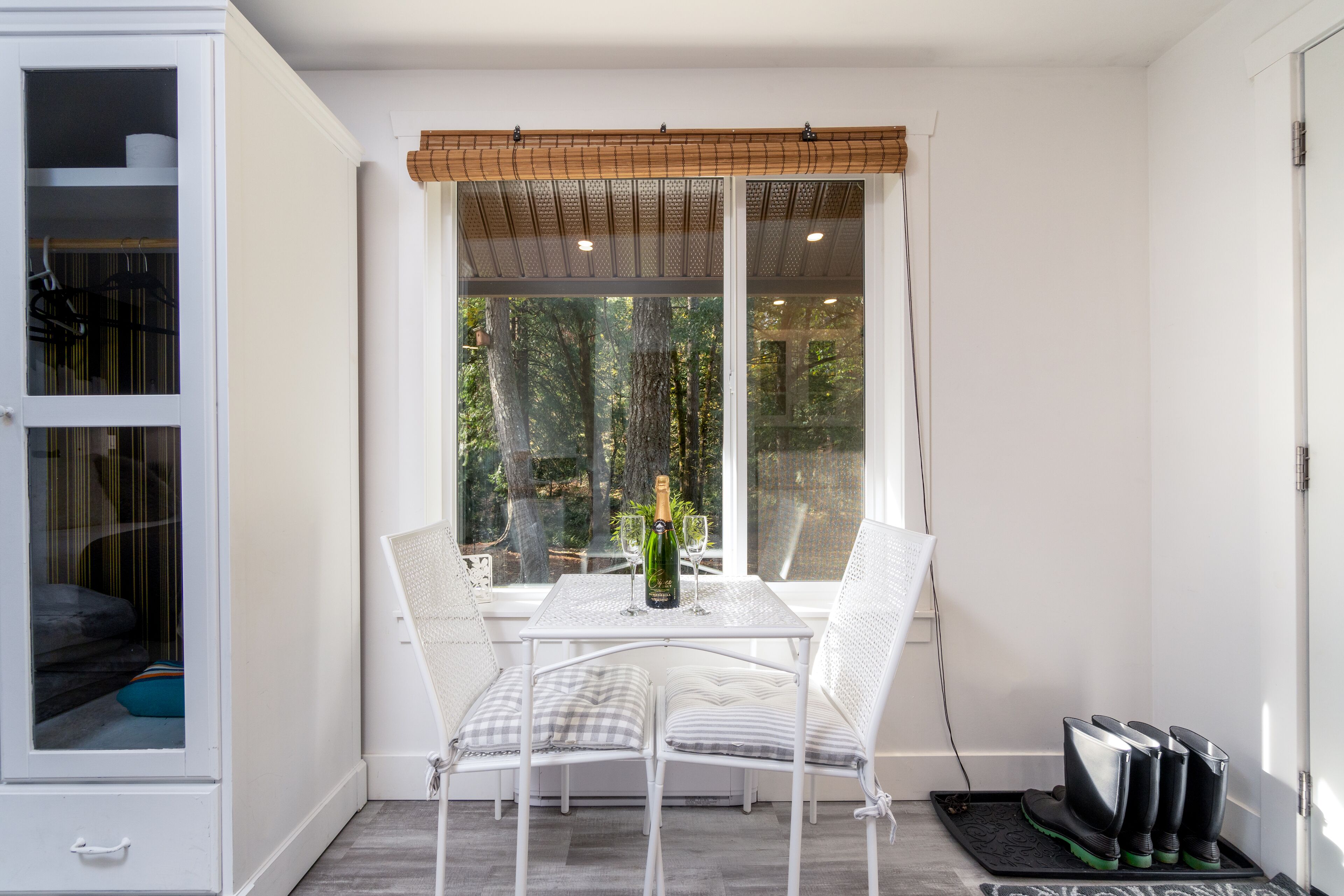 CREEKSIDE COTTAGE - HOT TUB | Oleskelualue | 42–tuumainen taulutelevisio, jossa kaapelikanavat