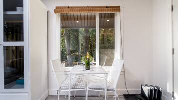 CREEKSIDE COTTAGE - HOT TUB | Oleskelualue | 42–tuumainen taulutelevisio, jossa kaapelikanavat