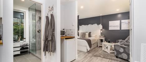 CREEKSIDE COTTAGE - HOT TUB | Περιοχή καθιστικού | Τηλεόραση με επίπεδη οθόνη 42 ιντσών με καλωδιακά κανάλια, τηλεοράσεις