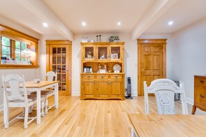 Bao gồm bữa sáng đầy đủ vào ngày cuối tuần 