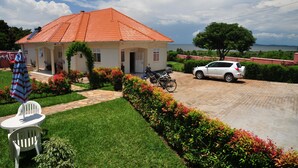Garden - Victoria Lake View Guest House & Safaris (Entebbe)