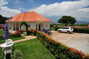 Garden - Victoria Lake View Guest House & Safaris (Entebbe)