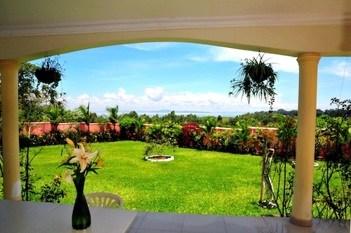 Victoria Lake View Guest House & Safaris